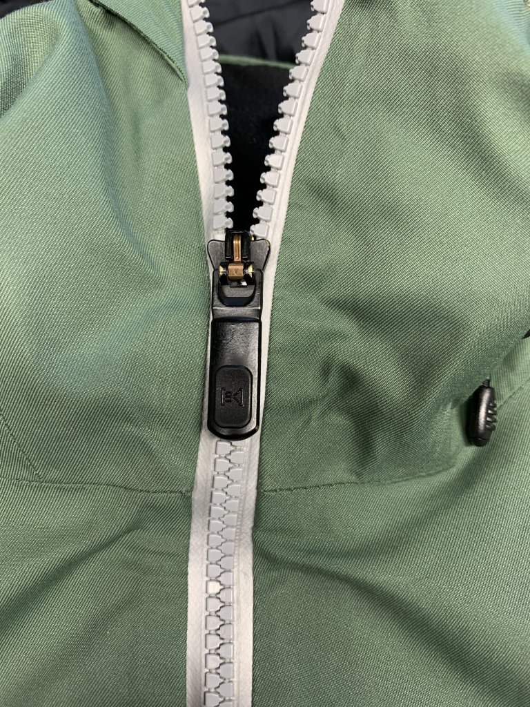Zipper broke on winter coat. I don't want to buy a new one unless I  absolutely have to. Is this a lost cause or can I save this? : r/ZeroWaste